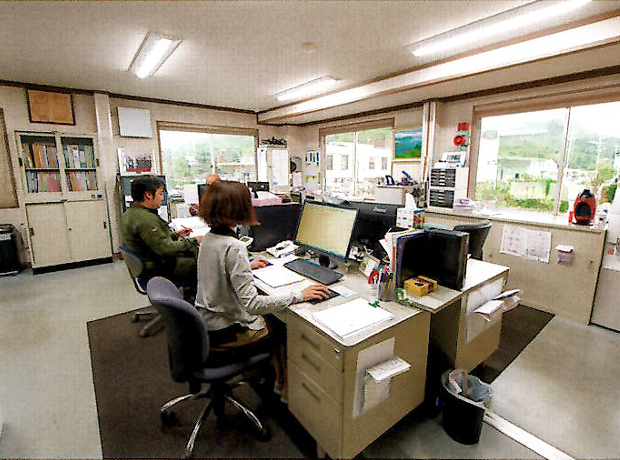 画像:オフィスで事務作業に勤しむ社員