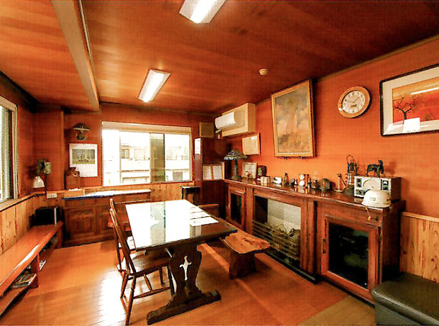 画像:木彫で統一されたミーティングルーム